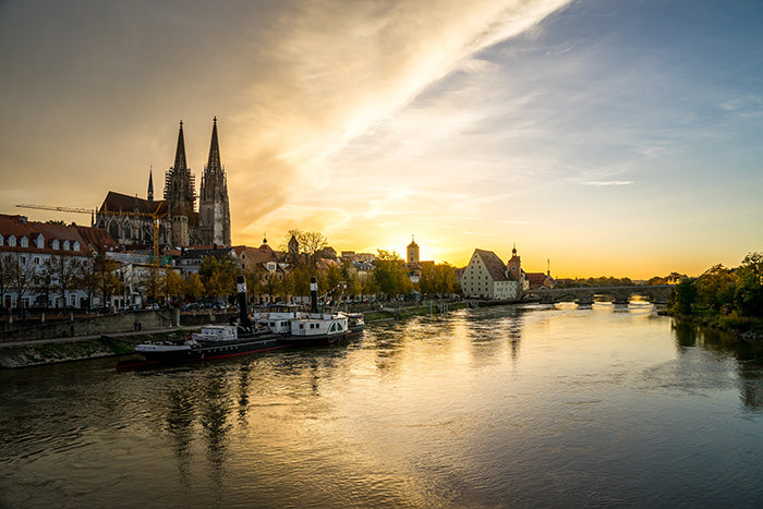 Regensburger Dom und Donau im Sonnenuntergan